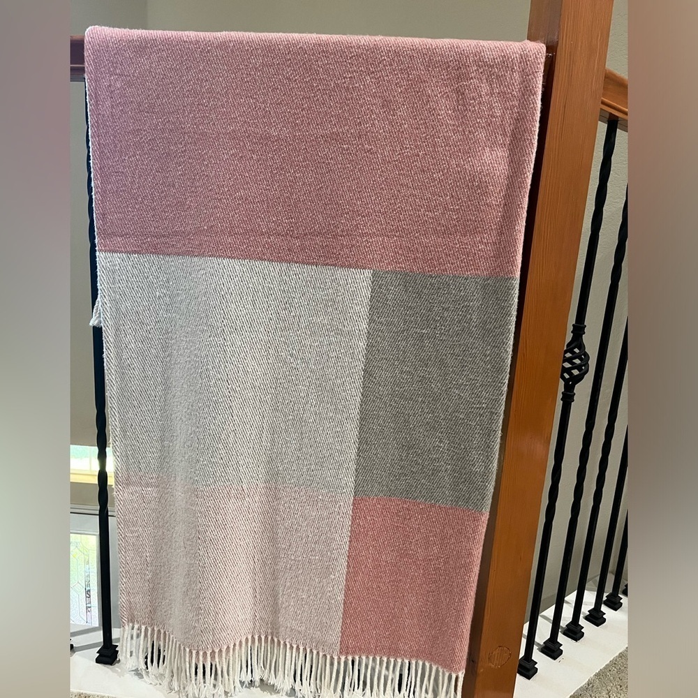 TEXTEIS PENEDO Pink and Gray Color Block Throw Blanket, COTTAGE CORE, 58”X 52”